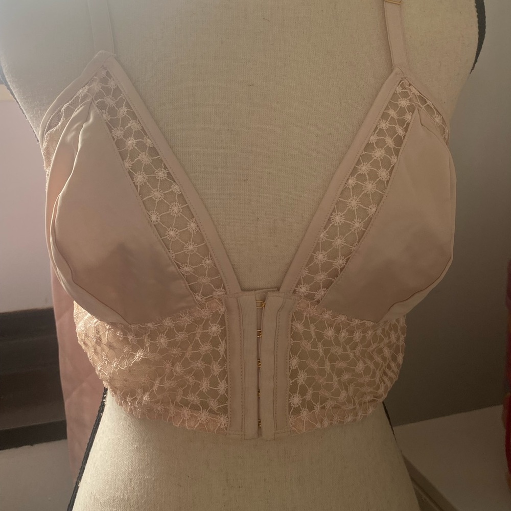 VICTORIA’S SECRET ❤️ Strappy Back Front Closure Bralette - XL NWT